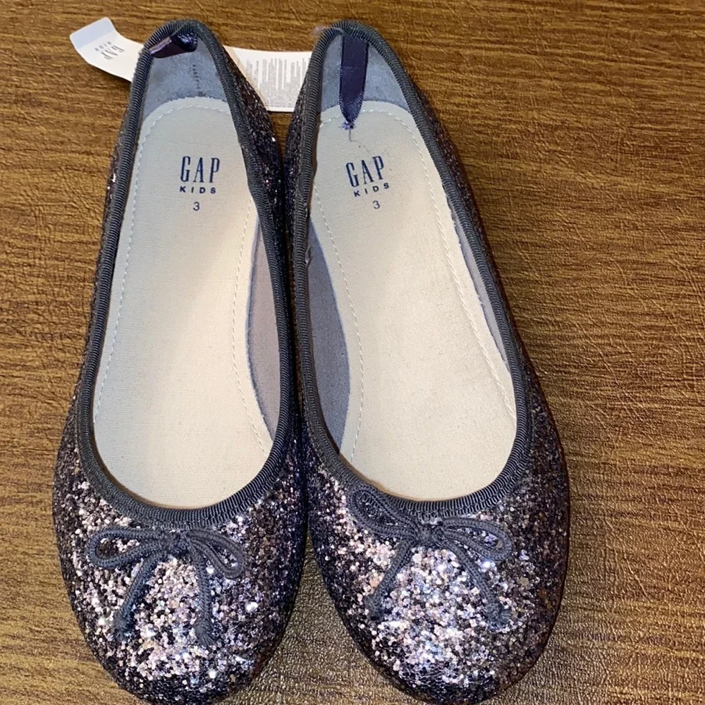 NWT Gap kids slip on size 3